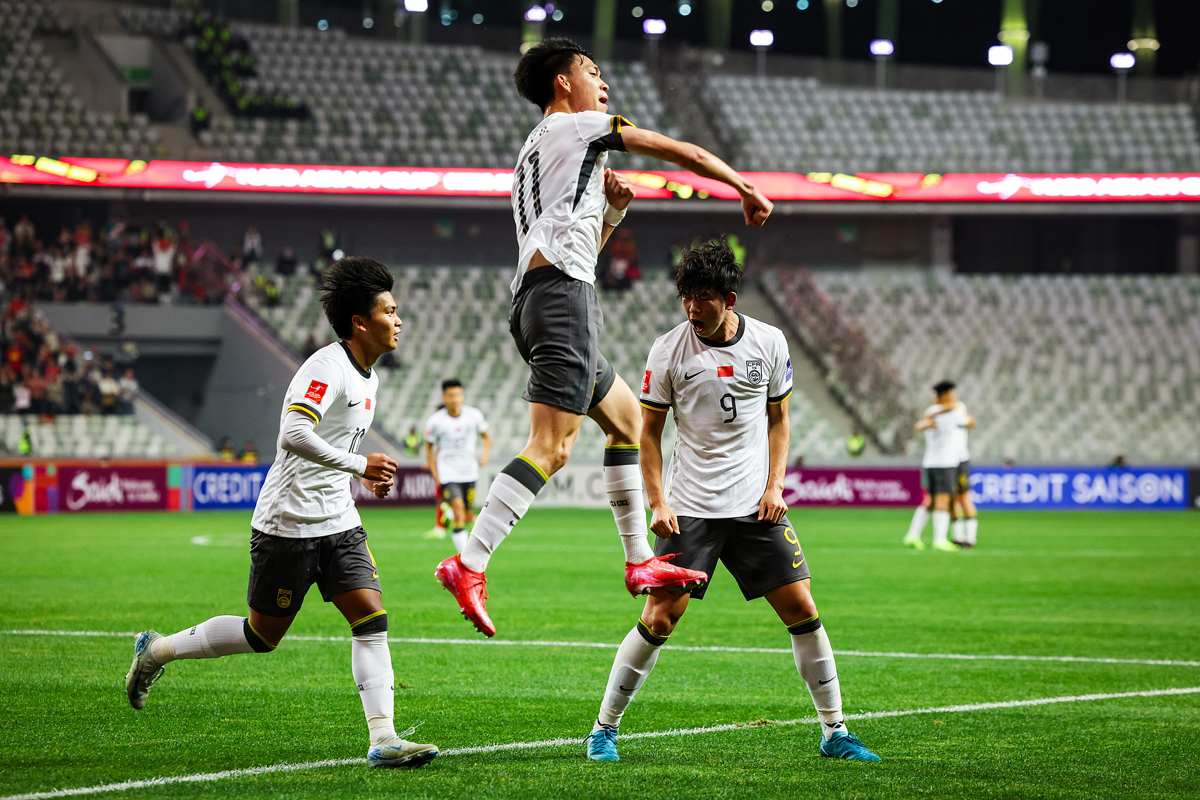  全面壓制！國青半場控球率高達7成，射門比9-3，造對方3張黃牌