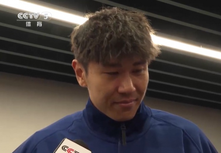  鐵漢柔情！三鎮(zhèn)球員劉奕鳴探望患病小球迷時哽咽