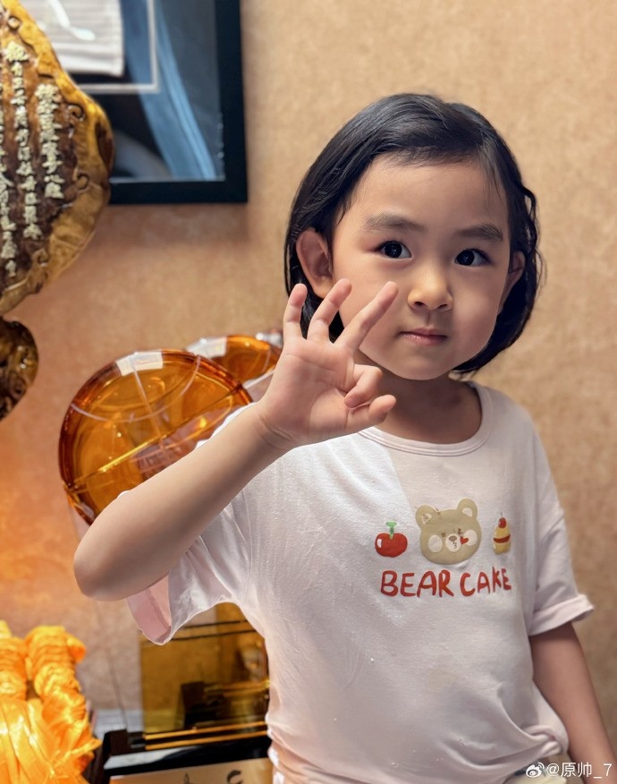  三分大賽三冠王！原帥曬三冠獎(jiǎng)杯：完成了女兒給安排的任務(wù)！