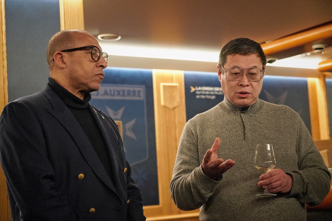  法國(guó)足協(xié)主席迪亞洛做客歐塞爾，并與董事會(huì)主席周云杰會(huì)晤