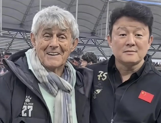  有點(diǎn)像？米盧差點(diǎn)將青島籍演員張磊誤認(rèn)為是孫繼海