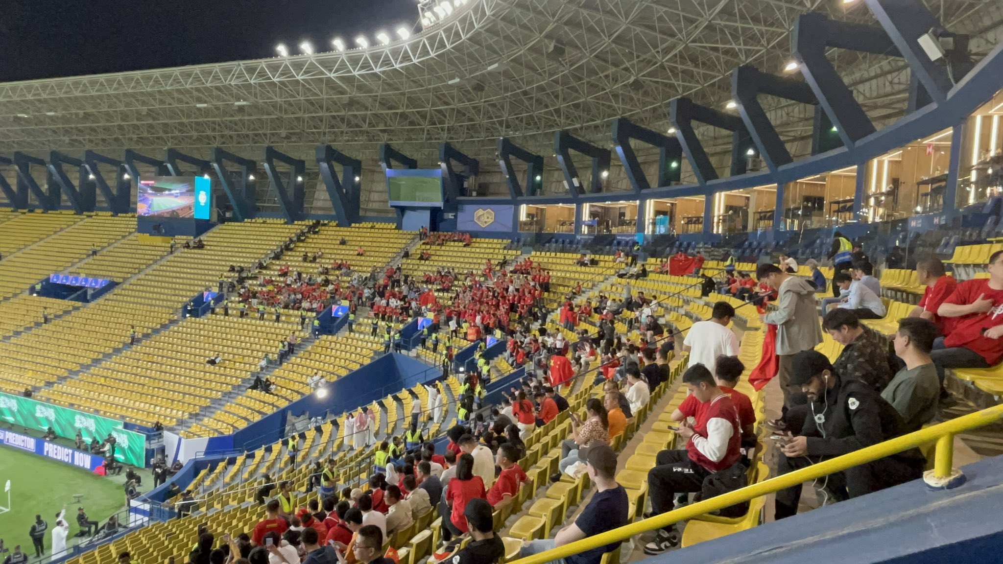  球票已售罄！中國球迷已經(jīng)入場，坐在球場上層沙特球迷區(qū)上方
