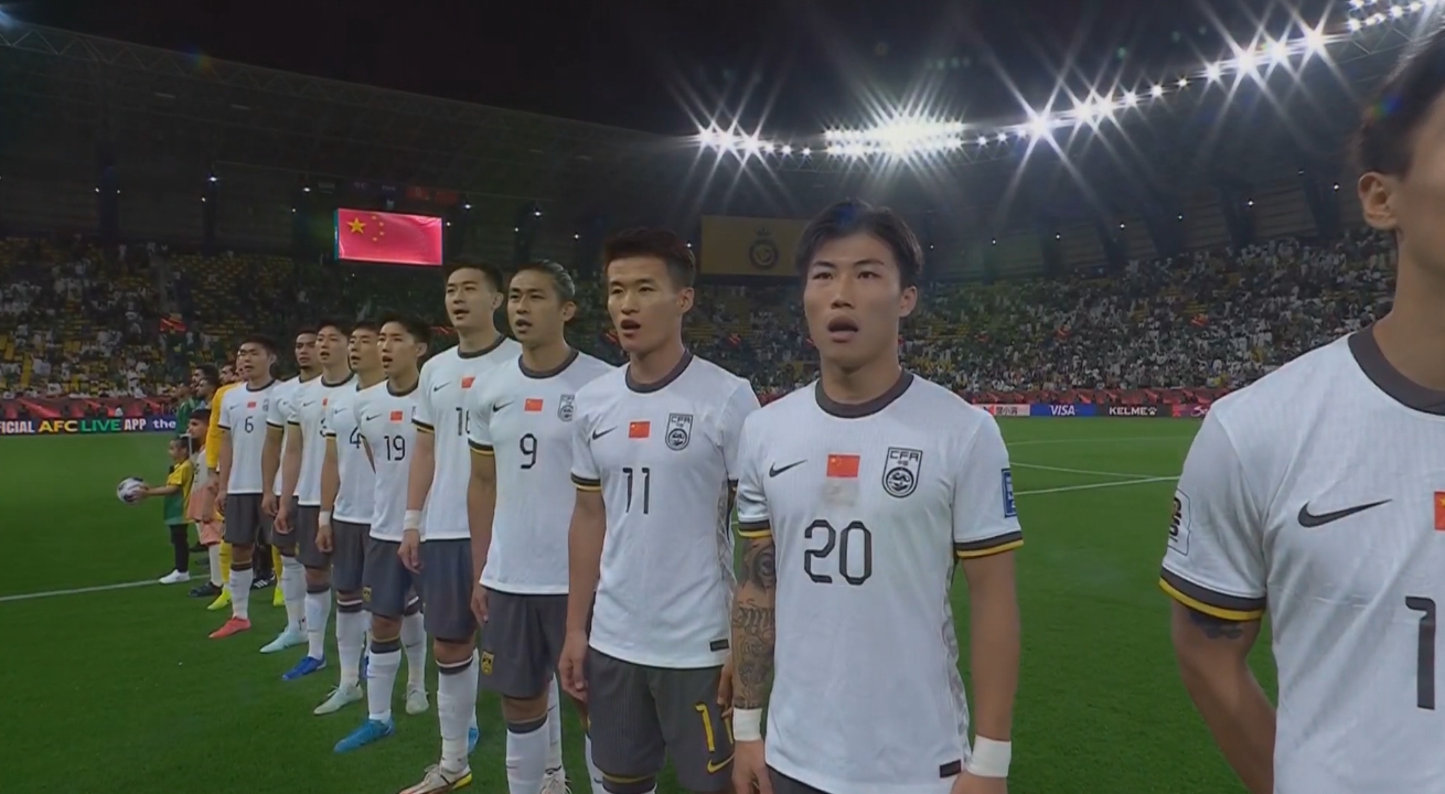  大戰(zhàn)一觸即發(fā)！賽前國(guó)歌儀式，國(guó)足首發(fā)11人高唱國(guó)歌
