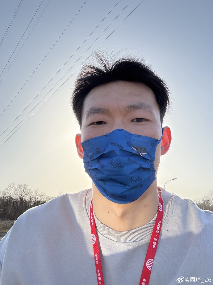  悠閑！周琦騎京牌電動(dòng)車出行：太陽出來了 開京牌兜兜風(fēng)！