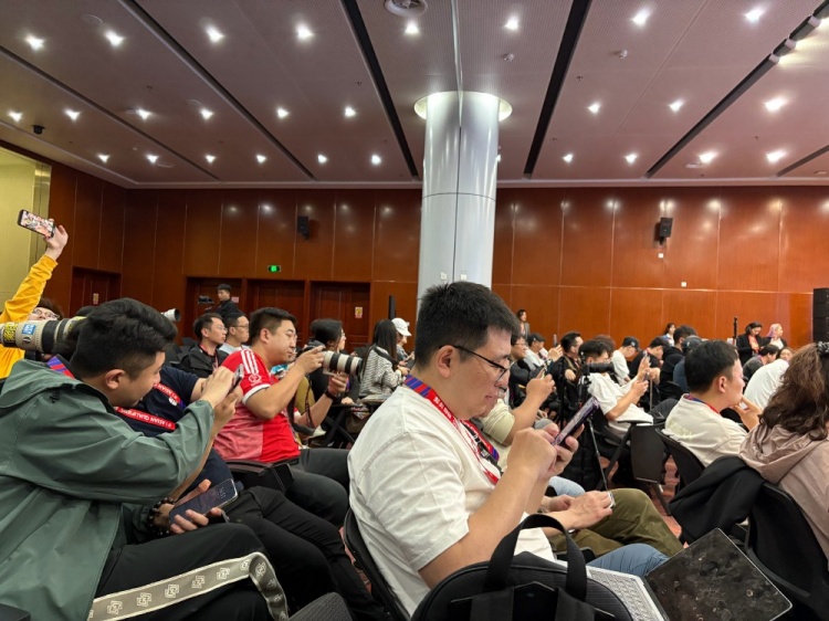  萬(wàn)眾矚目！記者擠滿國(guó)足賽前新聞發(fā)布廳，賽場(chǎng)記者預(yù)計(jì)超300人