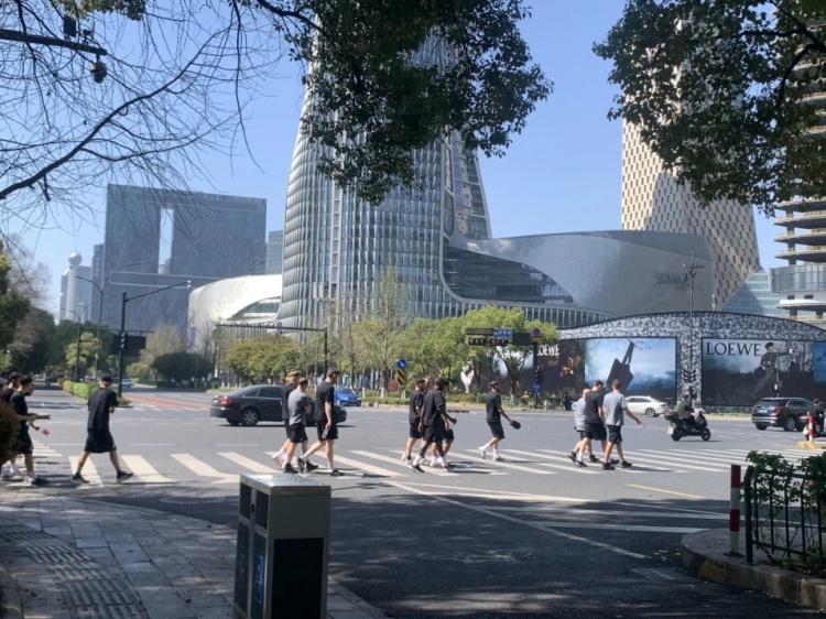  心態(tài)放松，有網(wǎng)友拍到澳大利亞隊(duì)早上在萬象城citywalk