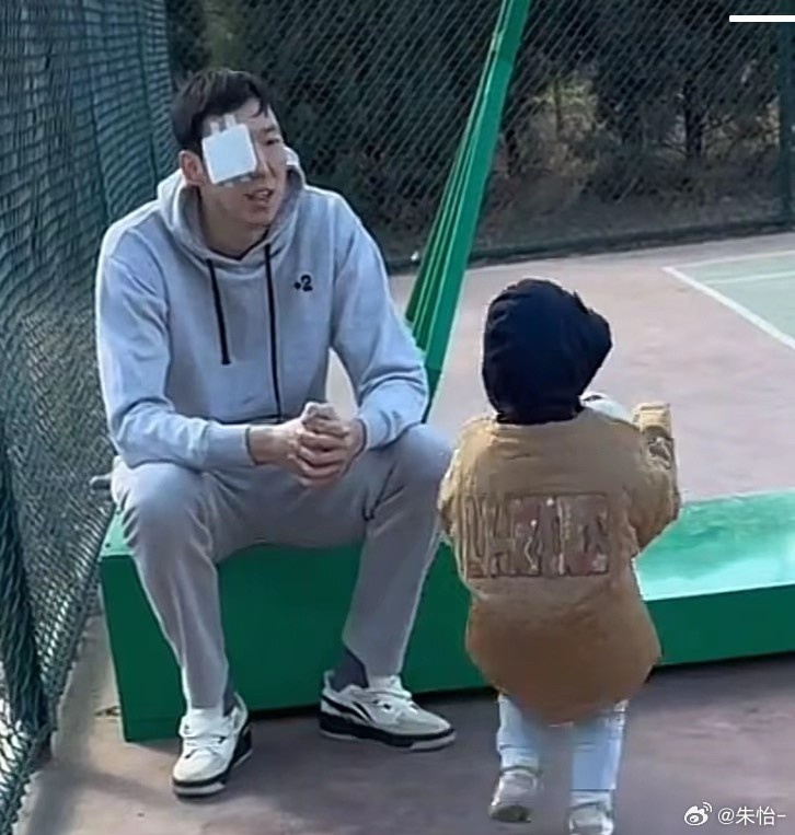  顧家好男人！記者曬出周琦手術(shù)后回歸家庭帶娃照片