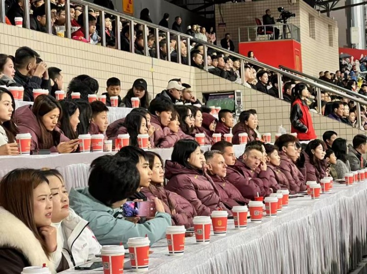  北青體育：中國女足現(xiàn)身中甲賽場，觀看重慶銅梁龍vs遼寧鐵人