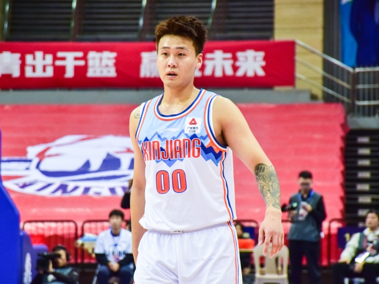  狀態(tài)不俗！趙睿半場9中4拿到15分5籃板