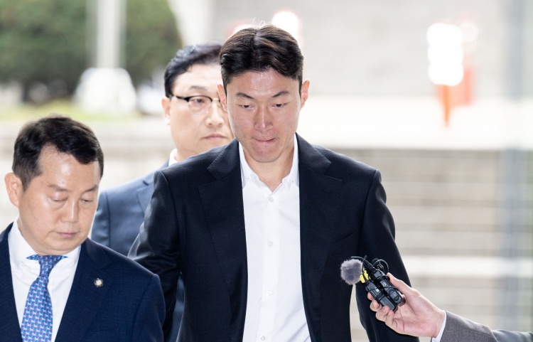  韓媒：庭審現(xiàn)場黃義助始終低頭雙手合十，判決后不停致歉