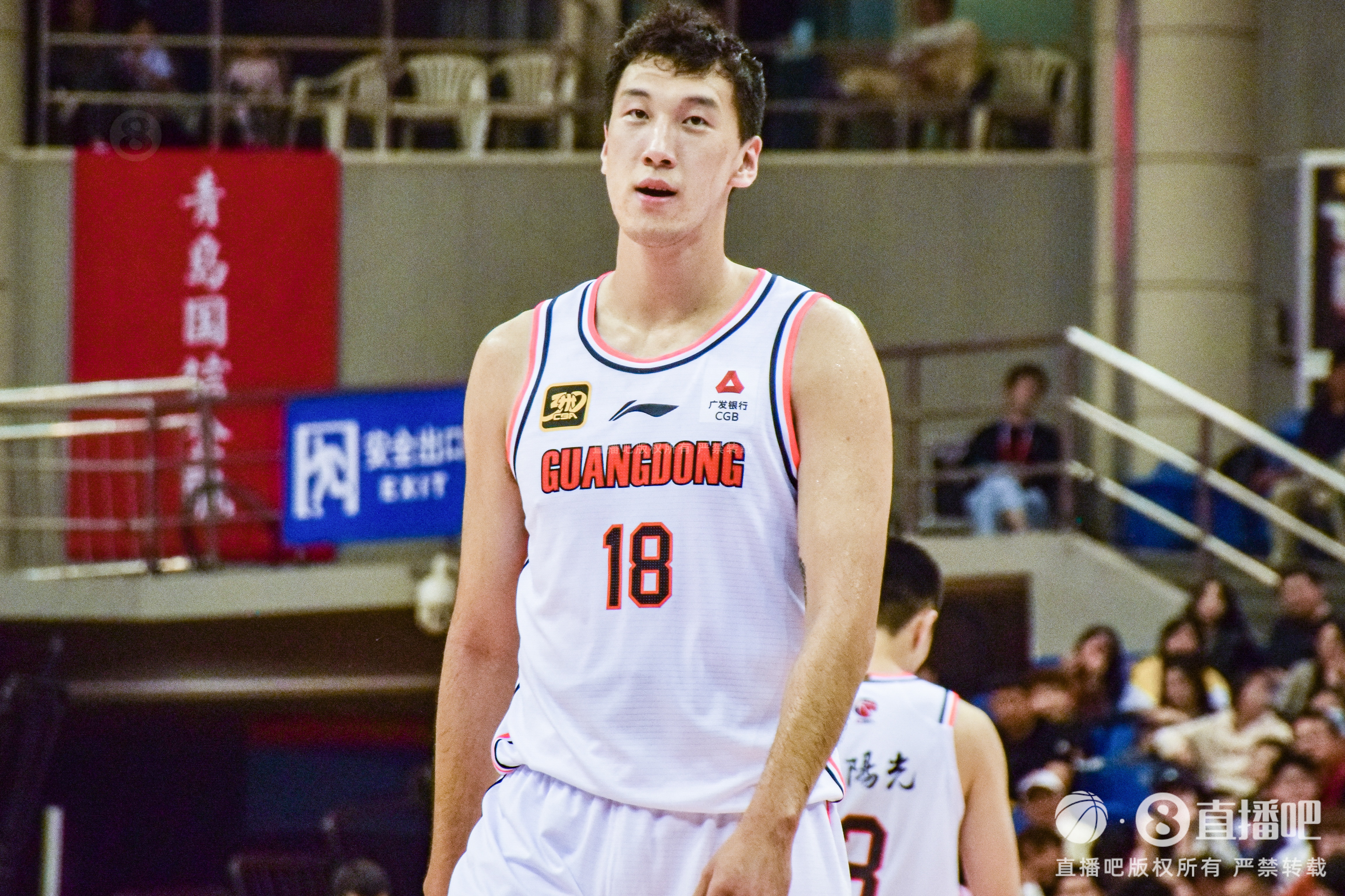  高炮臺發(fā)威！杜潤旺半場6中5拿到13分2斷1帽 三分3中3