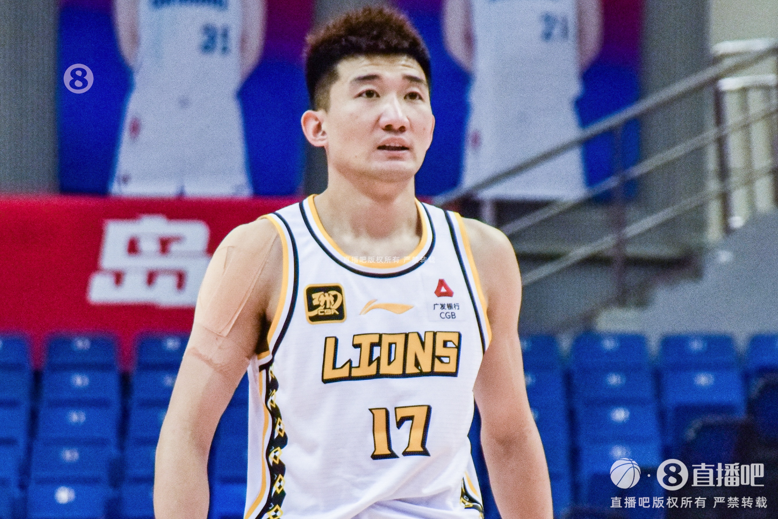  效率太低！孫銘徽15中4拿到15分4板12助2斷1帽 5次犯規(guī)