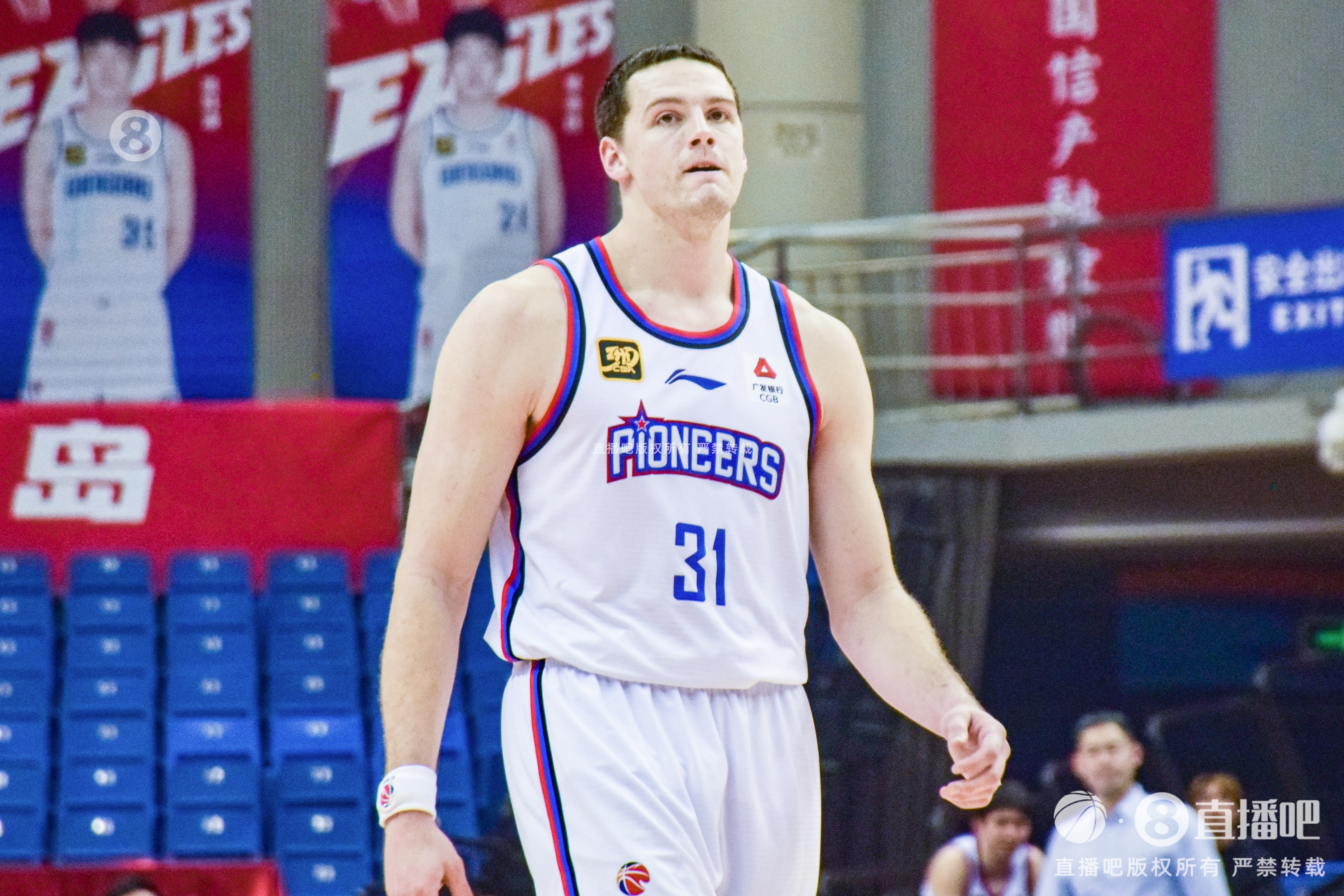  手感來遲了！大衛(wèi)-詹姆斯19中7&三分10中4拿到18分15籃板
