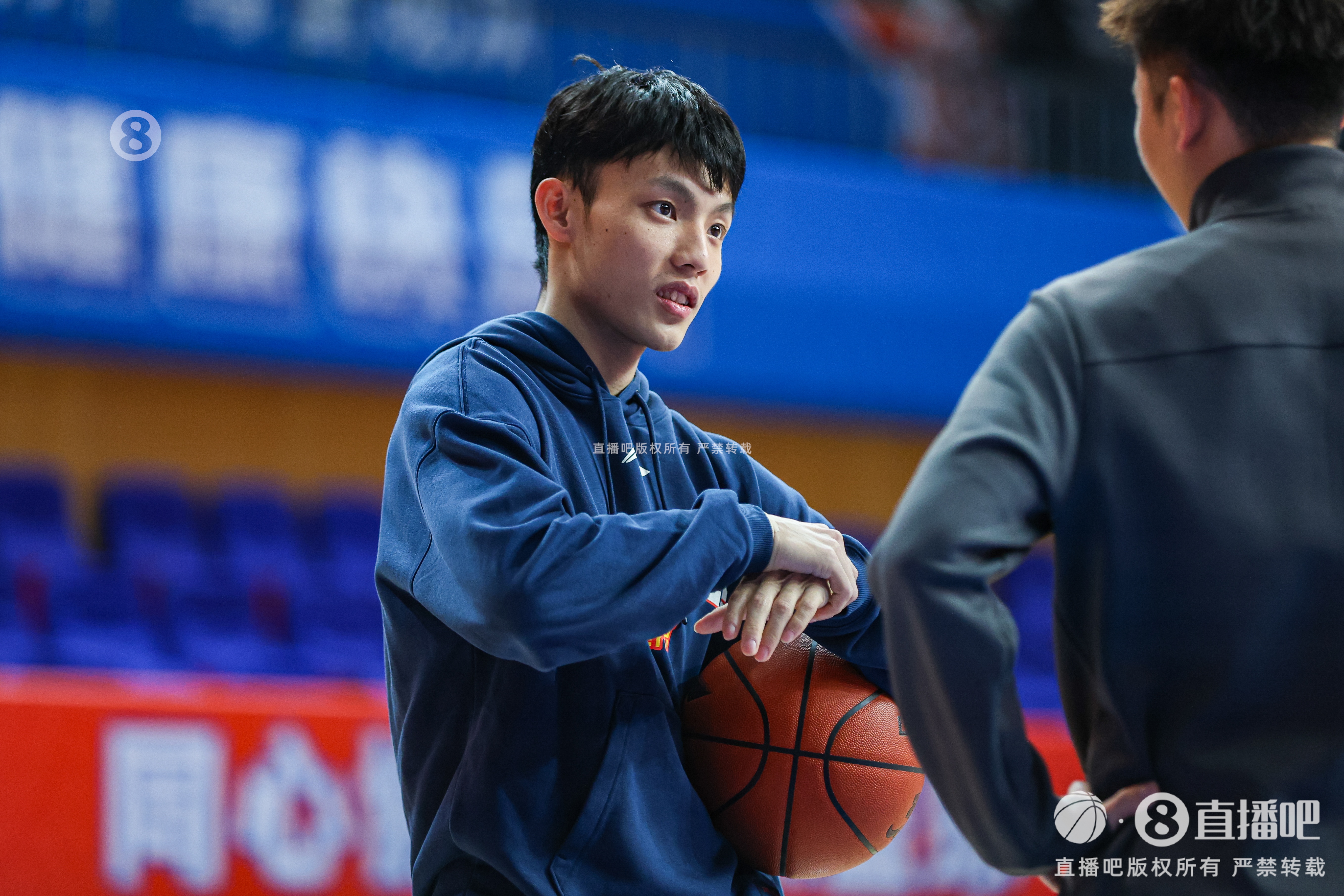  徐杰回應(yīng)“搓澡”防守：那不然我們小個怎么防 就得主動去騷擾球